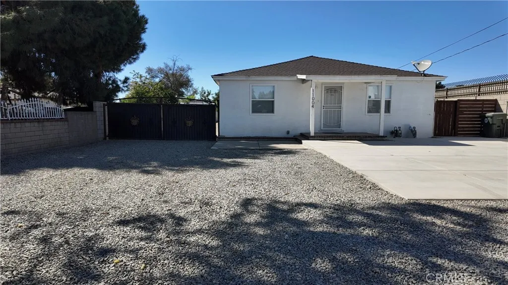 11004 Kadota Ave