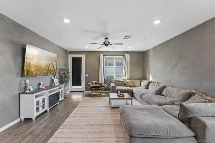 5587 Manila, Hemet, California 92545 — photo 4