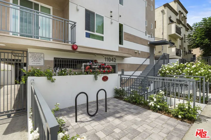 11042 La Maida Street 303, North Hollywood, California 91601 — photo 4
