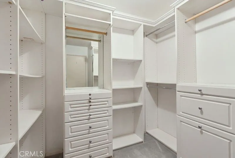 Walkin Custom Closet