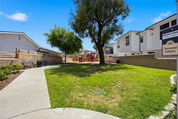 Beautiful Townsend Parkette Next Door!!