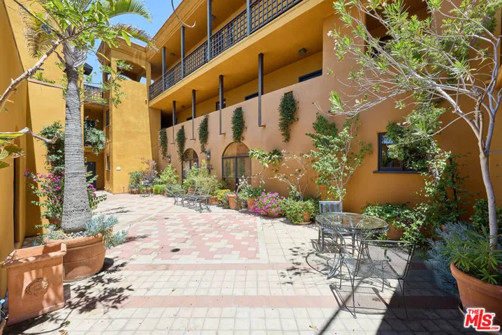 828 N Hudson Avenue 214, Los Angeles, California 90038 — photo 5