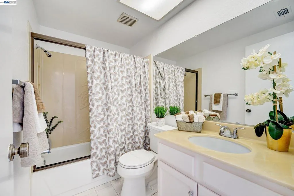 Guest bathroom upstairs Guest bathroom upstairs