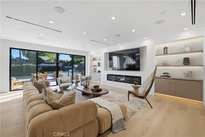 22518 Burbank, Woodland Hills, California 91367 — photo 4
