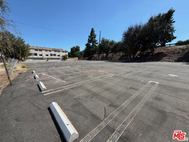 18300 Burbank Boulevard, Tarzana, California 91356 — photo 5