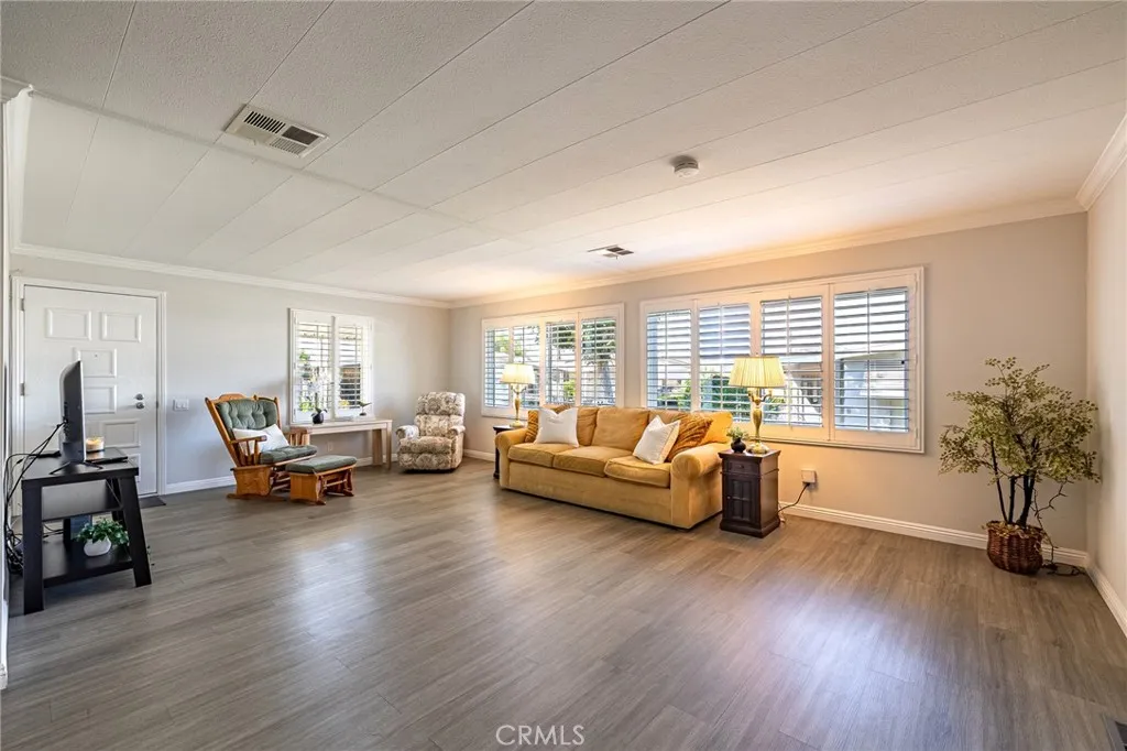 Great feeling of open space with many windows!