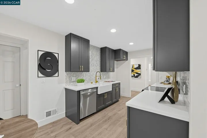 9421 Castlewood Street, Oakland, California 94605 — photo 4