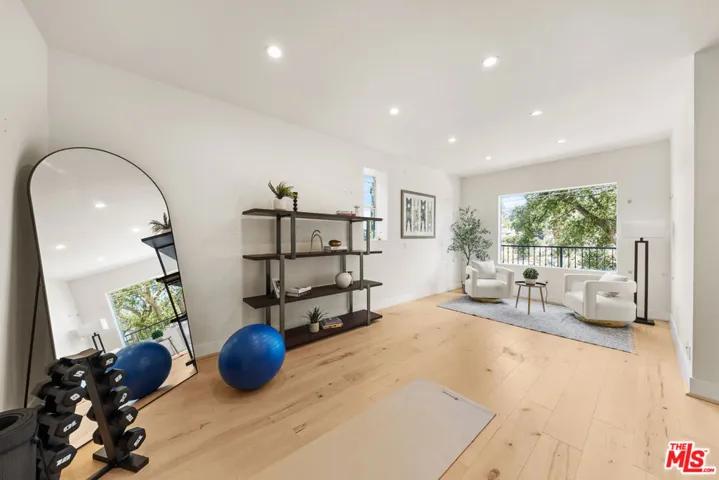 2927 Park Center Drive, Los Angeles, California 90068 — photo 5