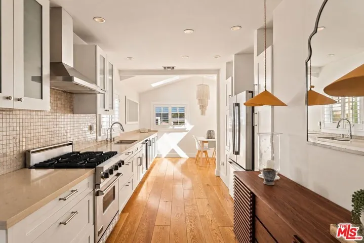 1605 Cabrillo Avenue, Venice, California 90291 — photo 4