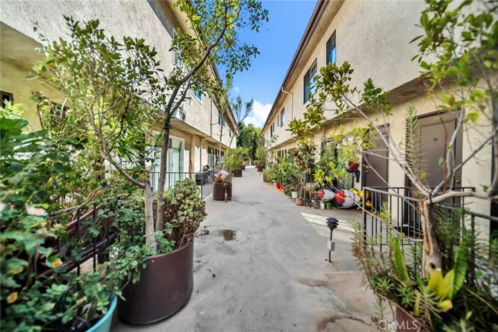 13412 Burbank, Sherman Oaks, California 91401 — photo 5