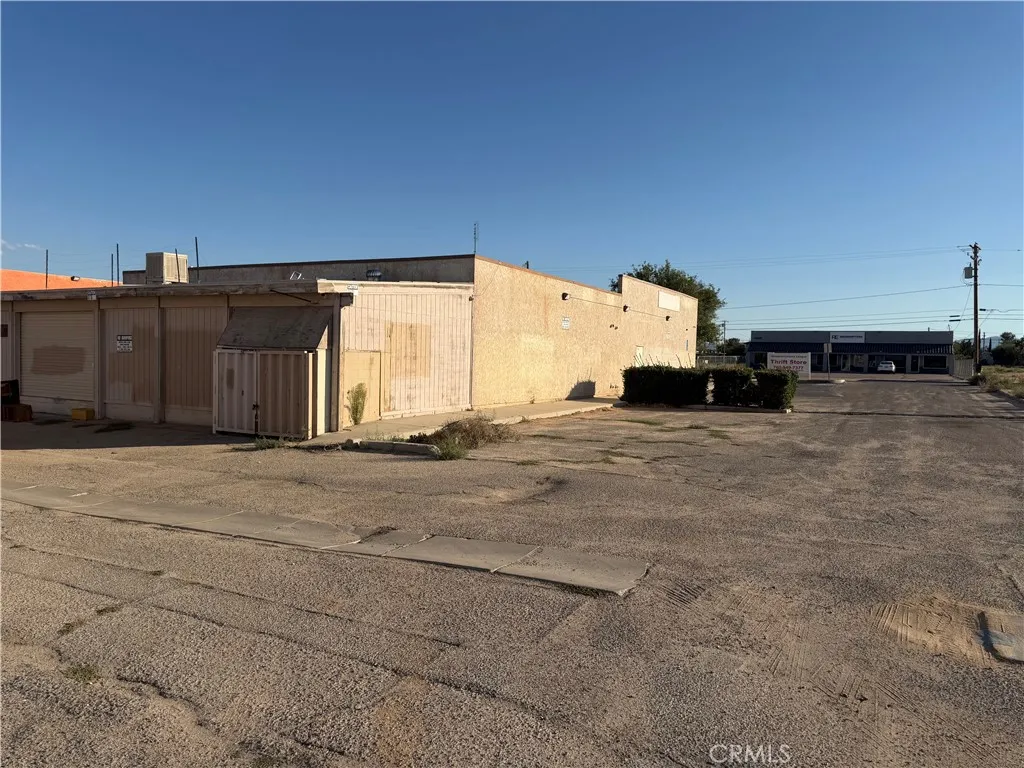 16050 Walnut, Hesperia, California 92345 — photo 4