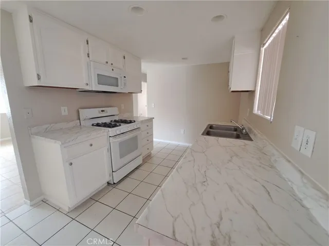 12222 Kiowa Road 3, Apple Valley, California 92308 — photo 5