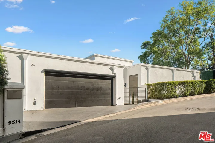 9314 Lloydcrest Drive, Beverly Hills, California 90210 — photo 4