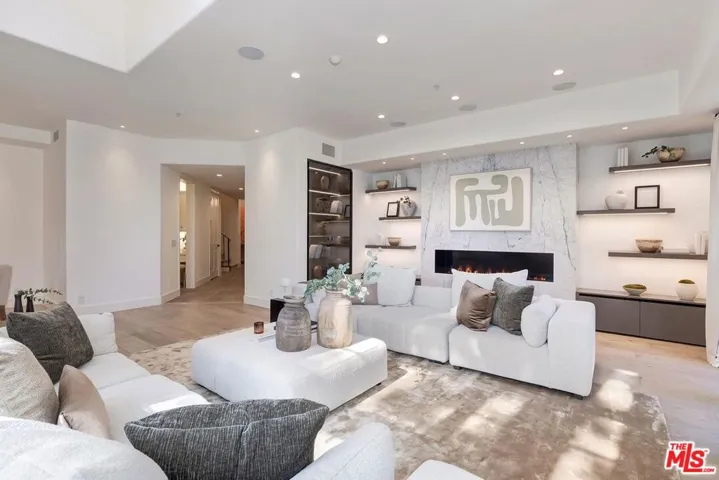 11500 San Vicente Boulevard 221, Los Angeles, California 90049 — photo 4