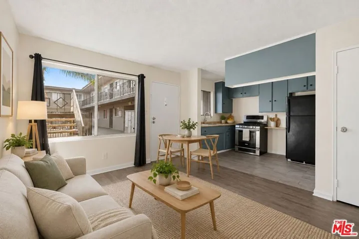 819 W Imperial Highway, Los Angeles, California 90044 — photo 4