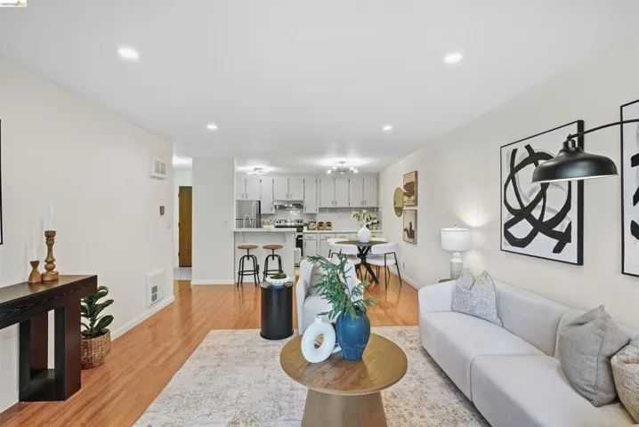 955 Shorepoint 209, Alameda, California 94501 — photo 5