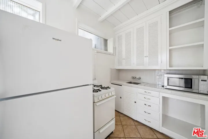 2050 High Tower Drive 2, Los Angeles, California 90068 — photo 5