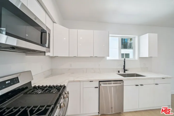 5655 Case Avenue 2, North Hollywood, California 91601 — photo 5