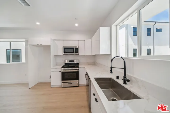 5655 Case Avenue 2, North Hollywood, California 91601 — photo 4