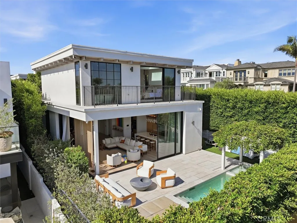 407 N Poinsettia