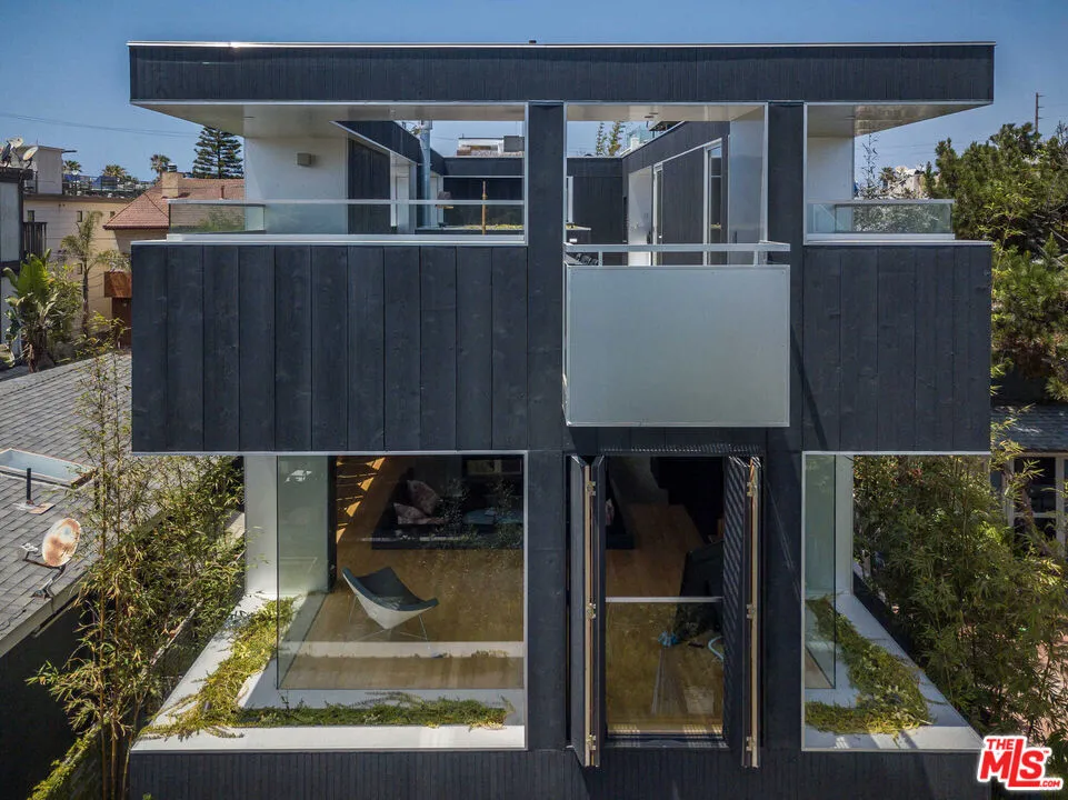 21 27th Ave