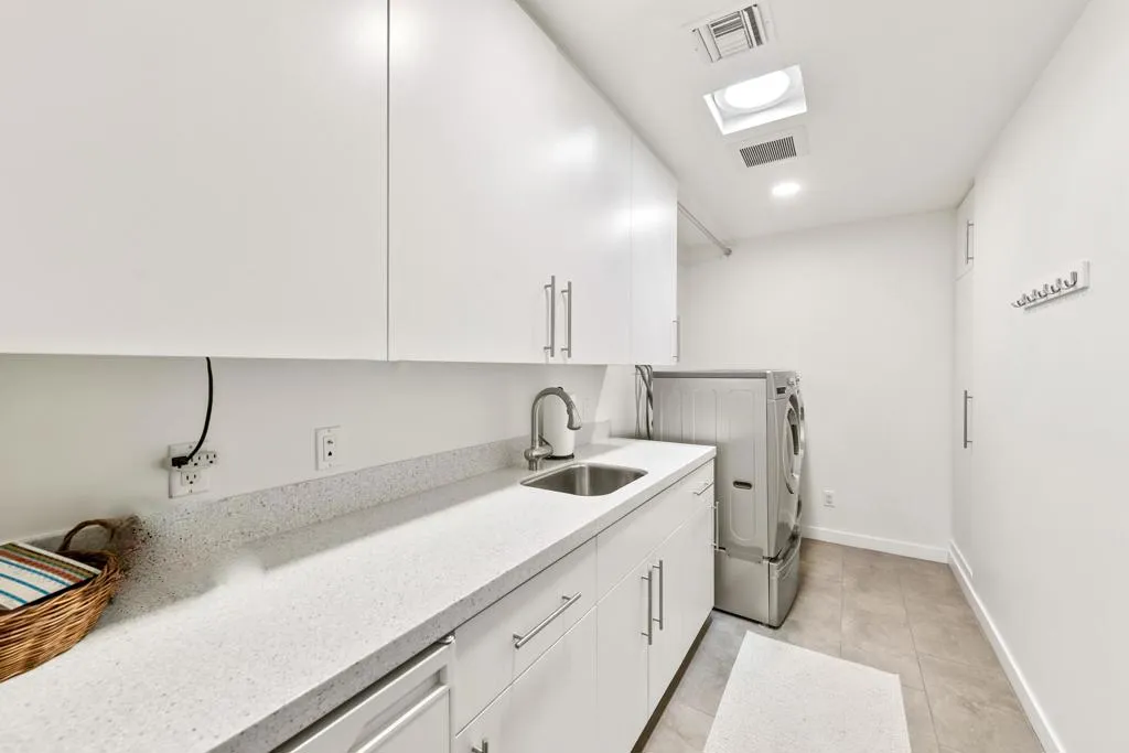 Laundry: Expanded-Spacious Laundry Rm Laundry: Expanded-Spacious Laundry Rm