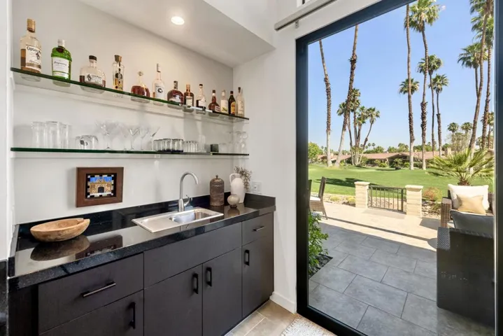 Wet Bar w Storage