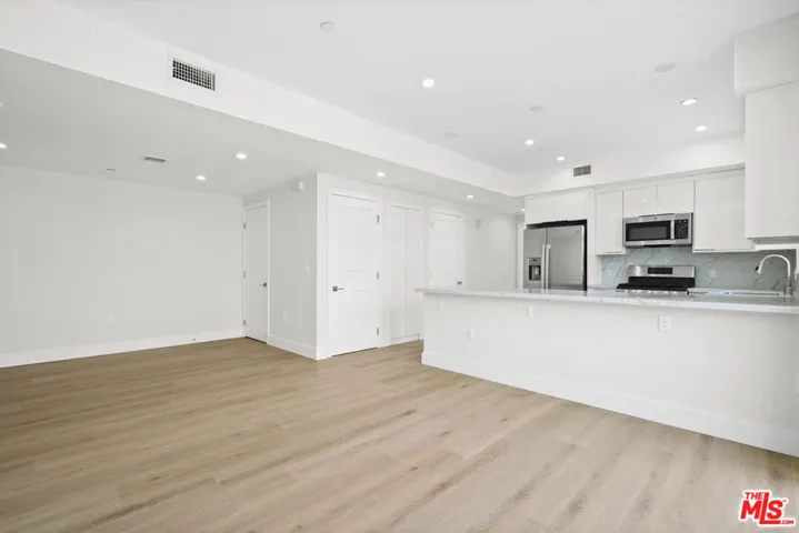 11042 La Maida Street 203, North Hollywood, California 91601 — photo 4