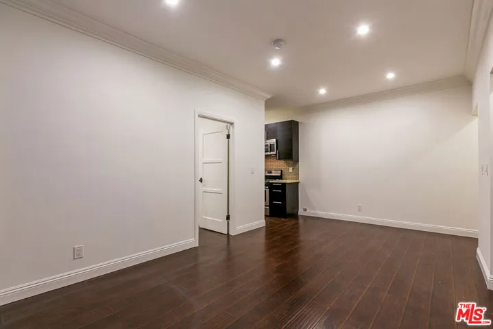 7223 Willoughby Avenue 106, Los Angeles, California 90046 — photo 5