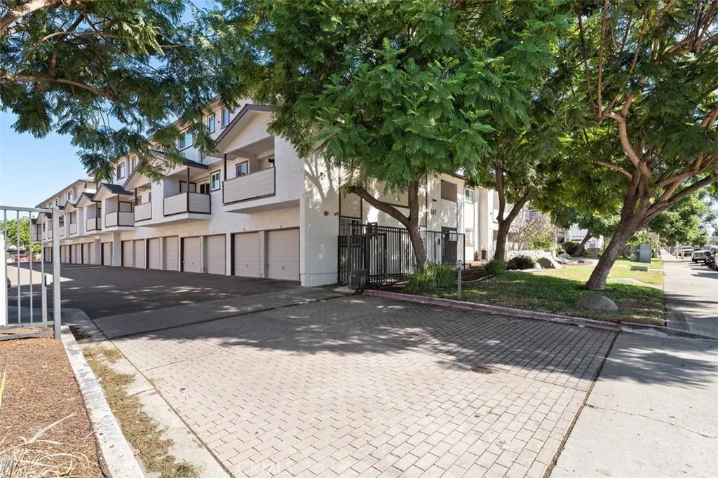569 E St #1