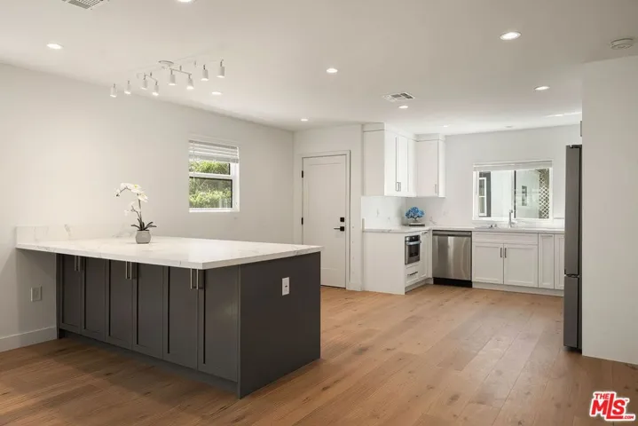 3113 Mountain View Avenue, Los Angeles, California 90066 — photo 4