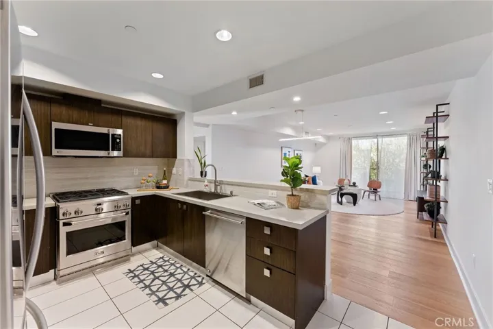 118 N Kings Rd 201, Los Angeles, California 90048 — photo 4