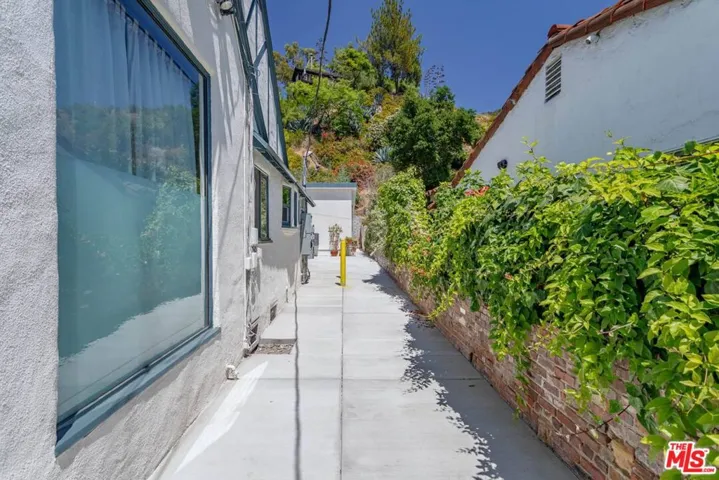 2628 N Beachwood Drive, Los Angeles, California 90068 — photo 4