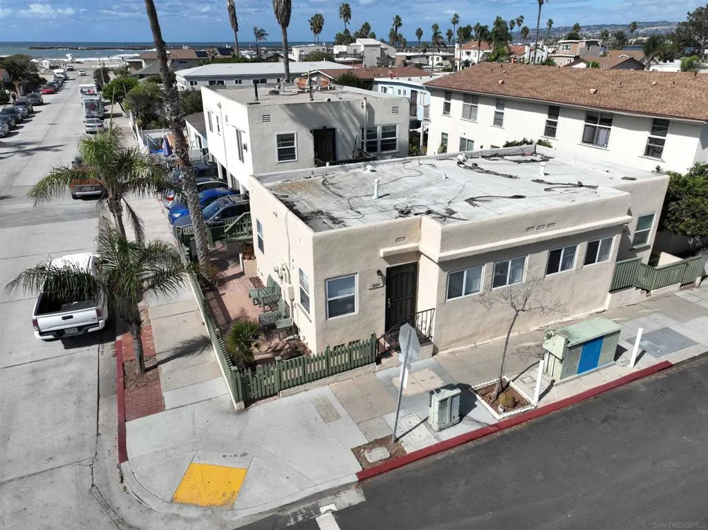 2104 06 Abbott St.