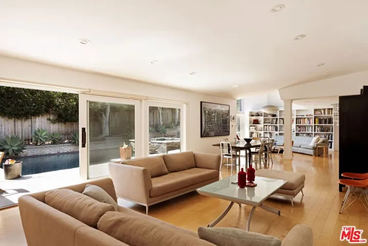 187 N Canyon View Drive, Los Angeles, California 90049 — photo 4