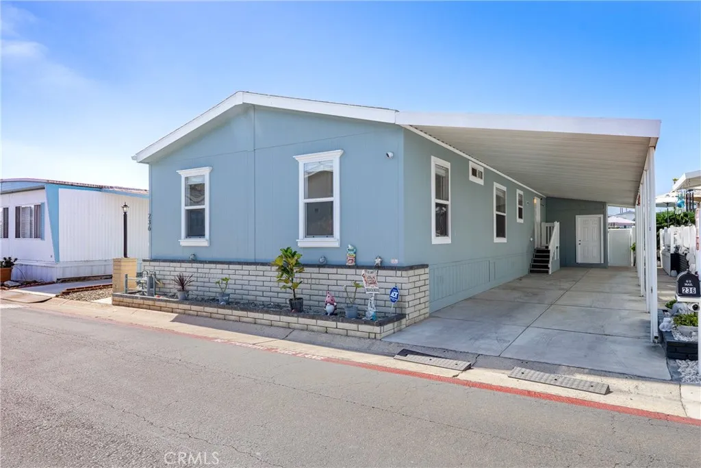 21851 Newland