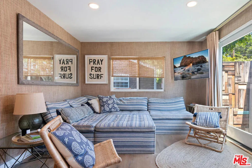 52 Paradise Cove Hwy