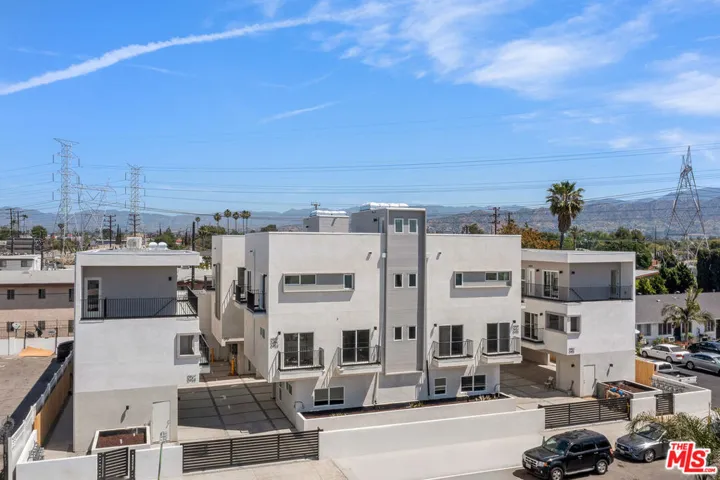 10965 Calvert 1/4, North Hollywood, California 91606 — photo 4