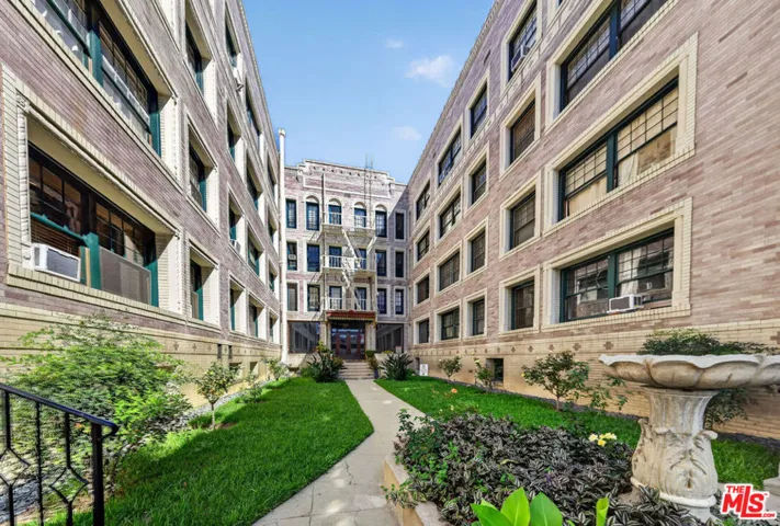 2121 James M Wood Boulevard 202, Los Angeles, California 90006 — photo 4