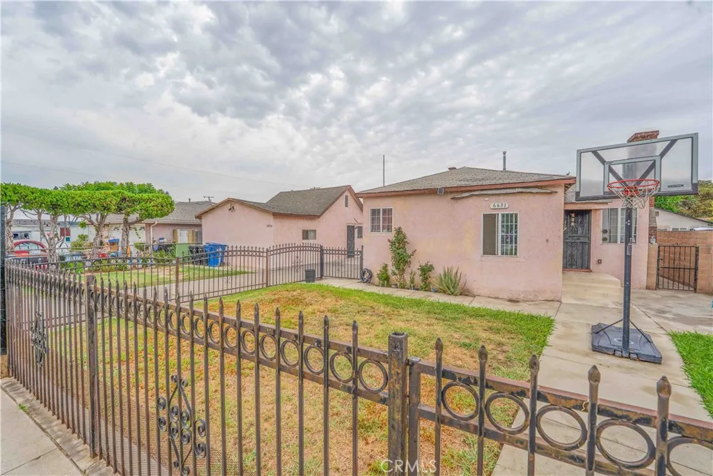 6631 El Selinda Ave