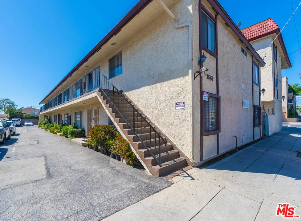 1562 W Carson St