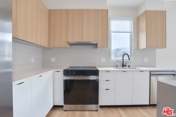 5657 Virginia Avenue 301, Los Angeles, California 90038 — photo 4