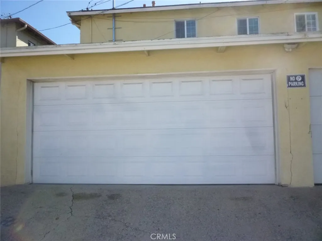 Unit #7 comes with a shared garage (right side) with a remote control opener. Unit #7 comes with a shared garage (right side) with a remote control opener.