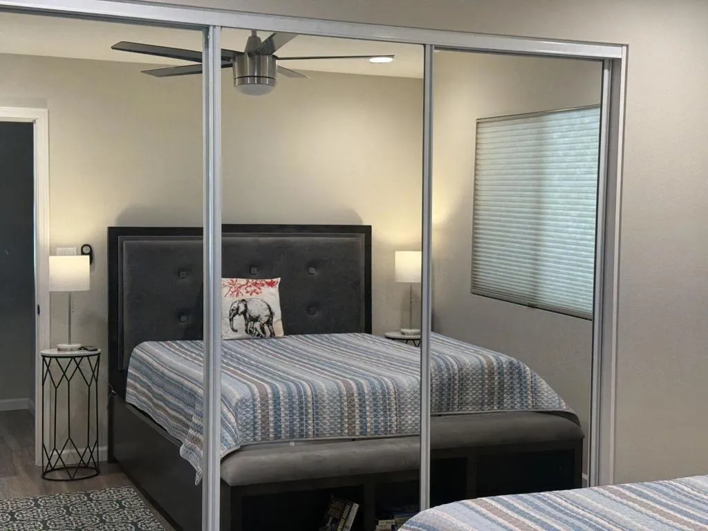 Mirror Sliders Guest Bd