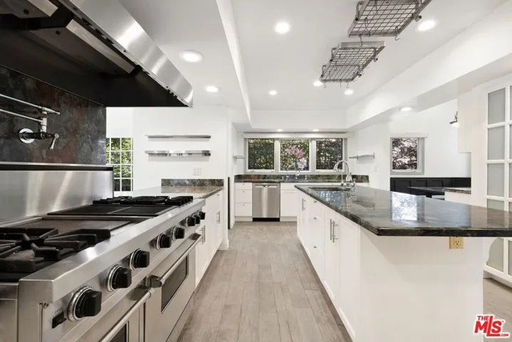 1033 Wellesley Avenue, Los Angeles, California 90049 — photo 4