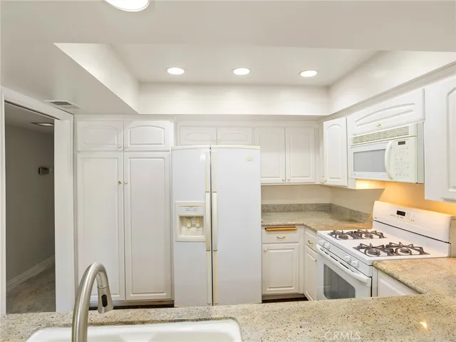 6724 Hillpark Drive 302, Los Angeles, California 90068 — photo 5