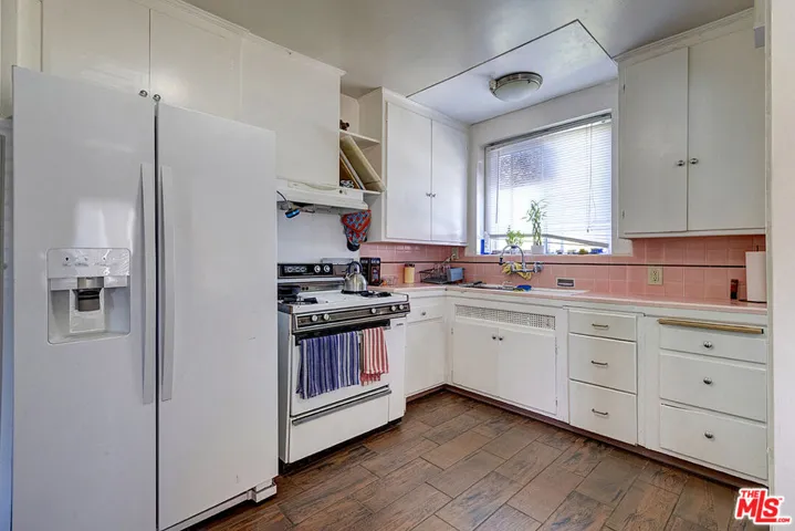 8046 Westlawn Avenue, Los Angeles, California 90045 — photo 4