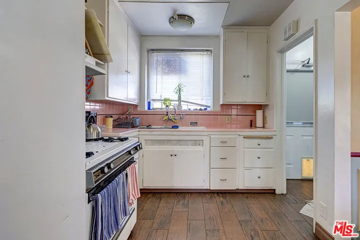 8046 Westlawn Avenue, Los Angeles, California 90045 — photo 5