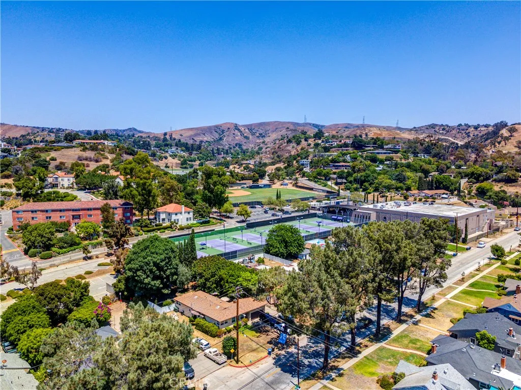 Photo showing surrounding college & hiking trails. Not view from unit. Photo showing surrounding college & hiking trails. Not view from unit.