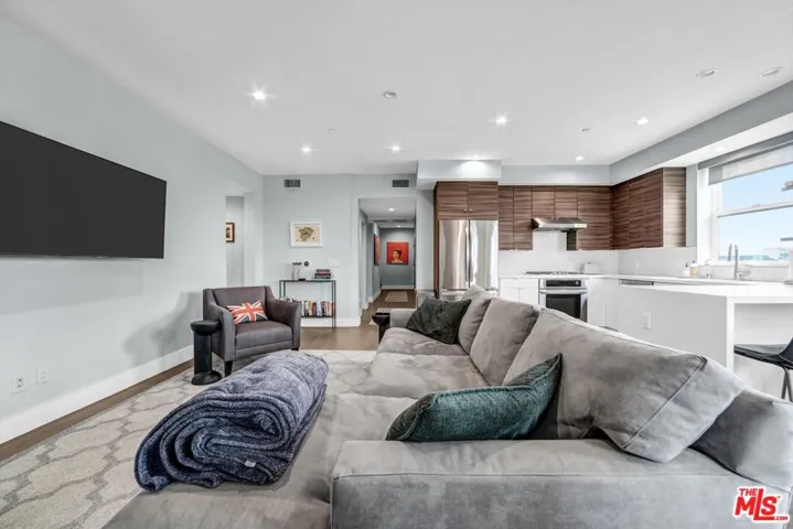 935 N Hudson Avenue 402, Los Angeles, California 90038 — photo 4